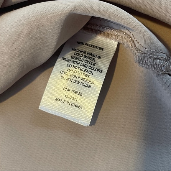 Maison D’Amelie Women’s Tan V-neck Blouse M - Picture 4 of 5